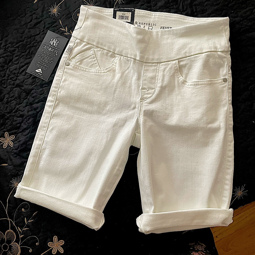 Rock & Republic Denim Rx Fever Pull On Bermuda Hard to find color